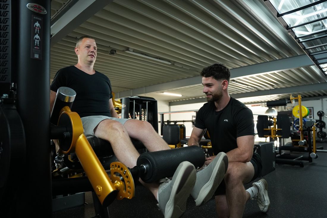 Danny begeleidt een klant op de beenmachine