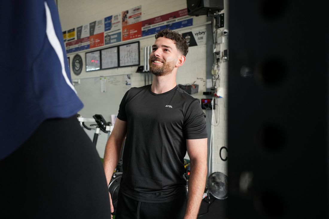 Danny lacht tijdens een training